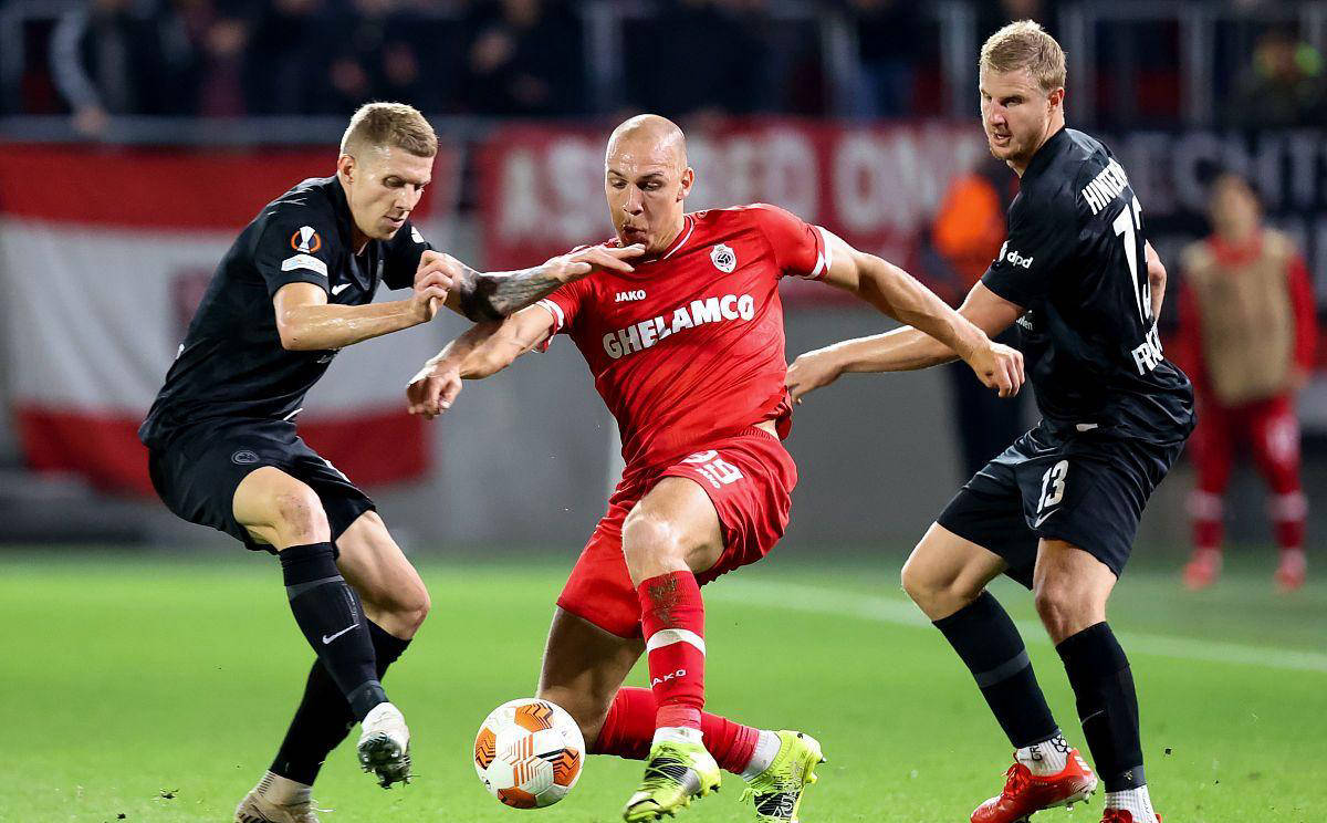 法兰克福球员集体发挥出色，连胜收官