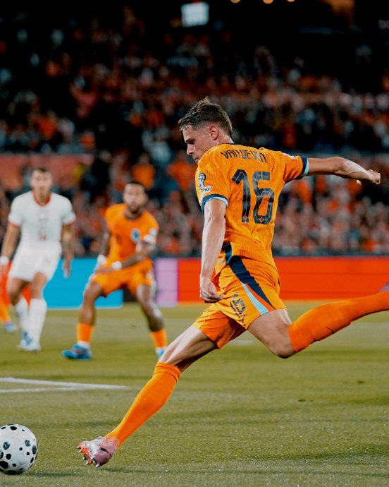 荷兰选手连续攻破对手球门，助球队夺得胜利