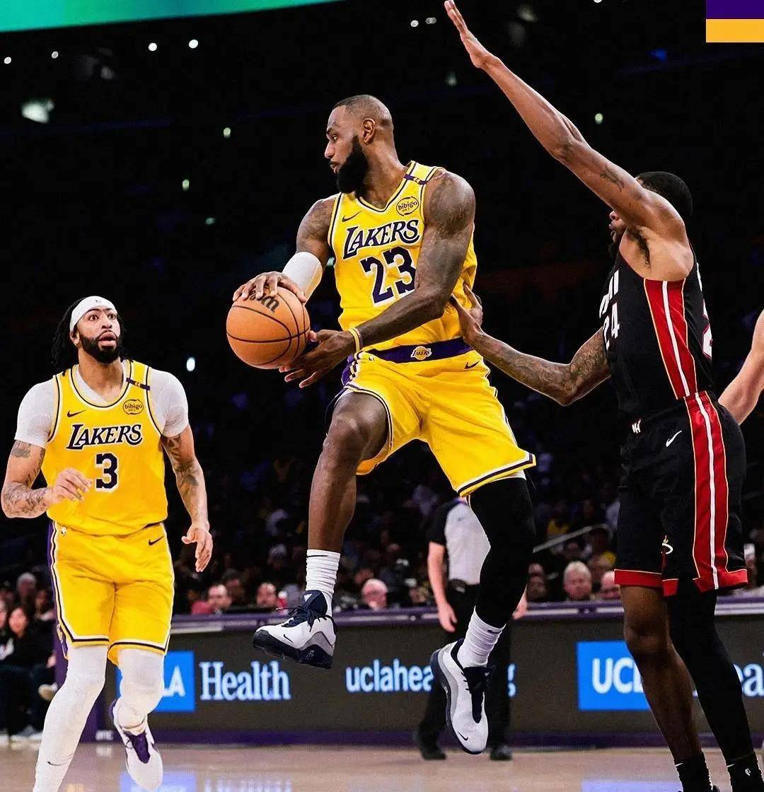 关于黄蜂客场逆转湖人，沃克全面表现率队晋级的信息