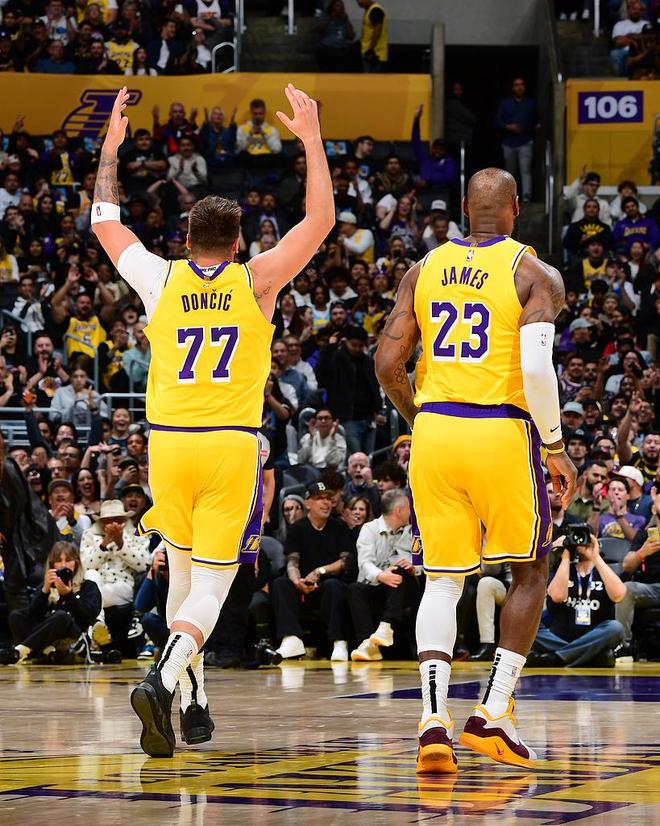 关于黄蜂客场逆转湖人，沃克全面表现率队晋级的信息