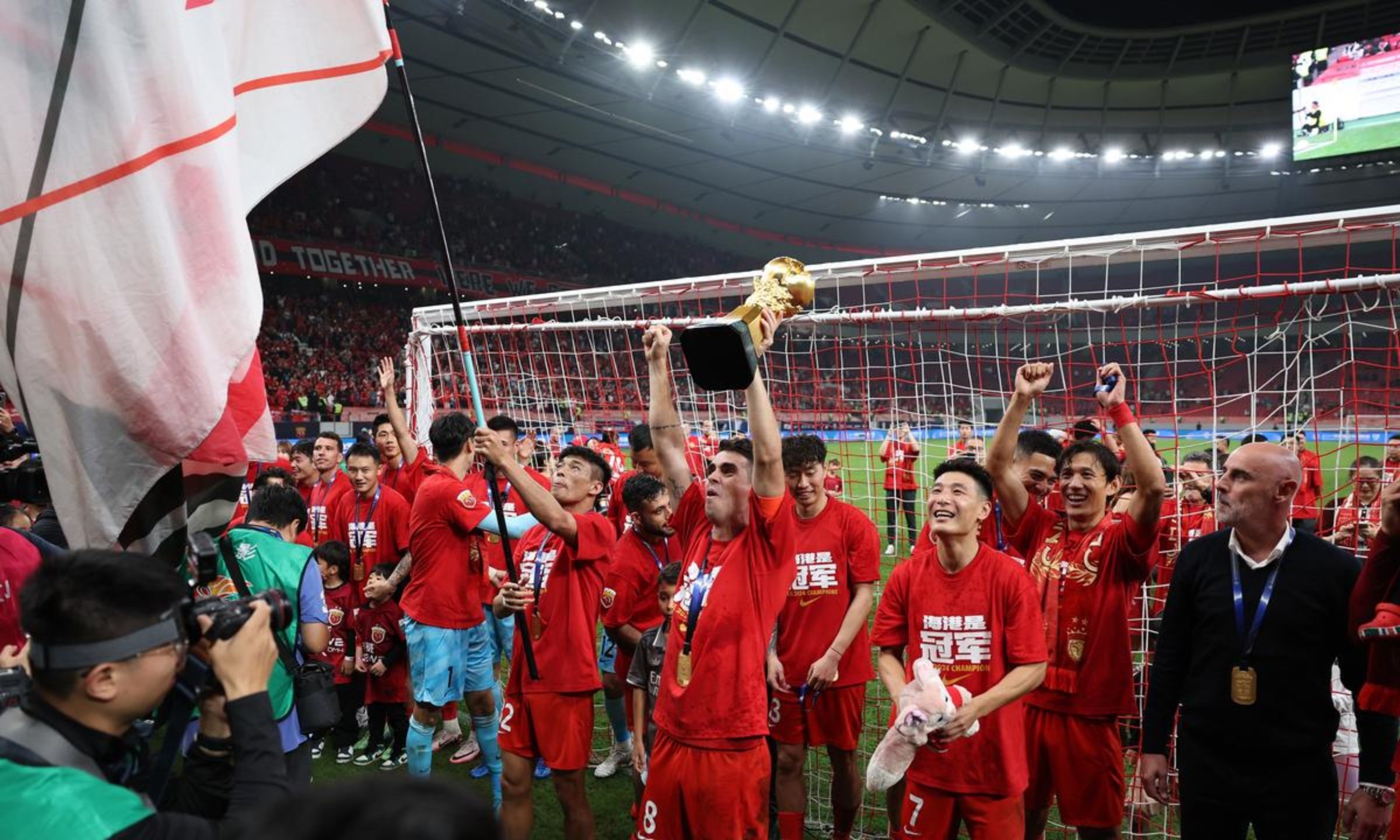 球队团结拼搏，最终夺得胜利的成功