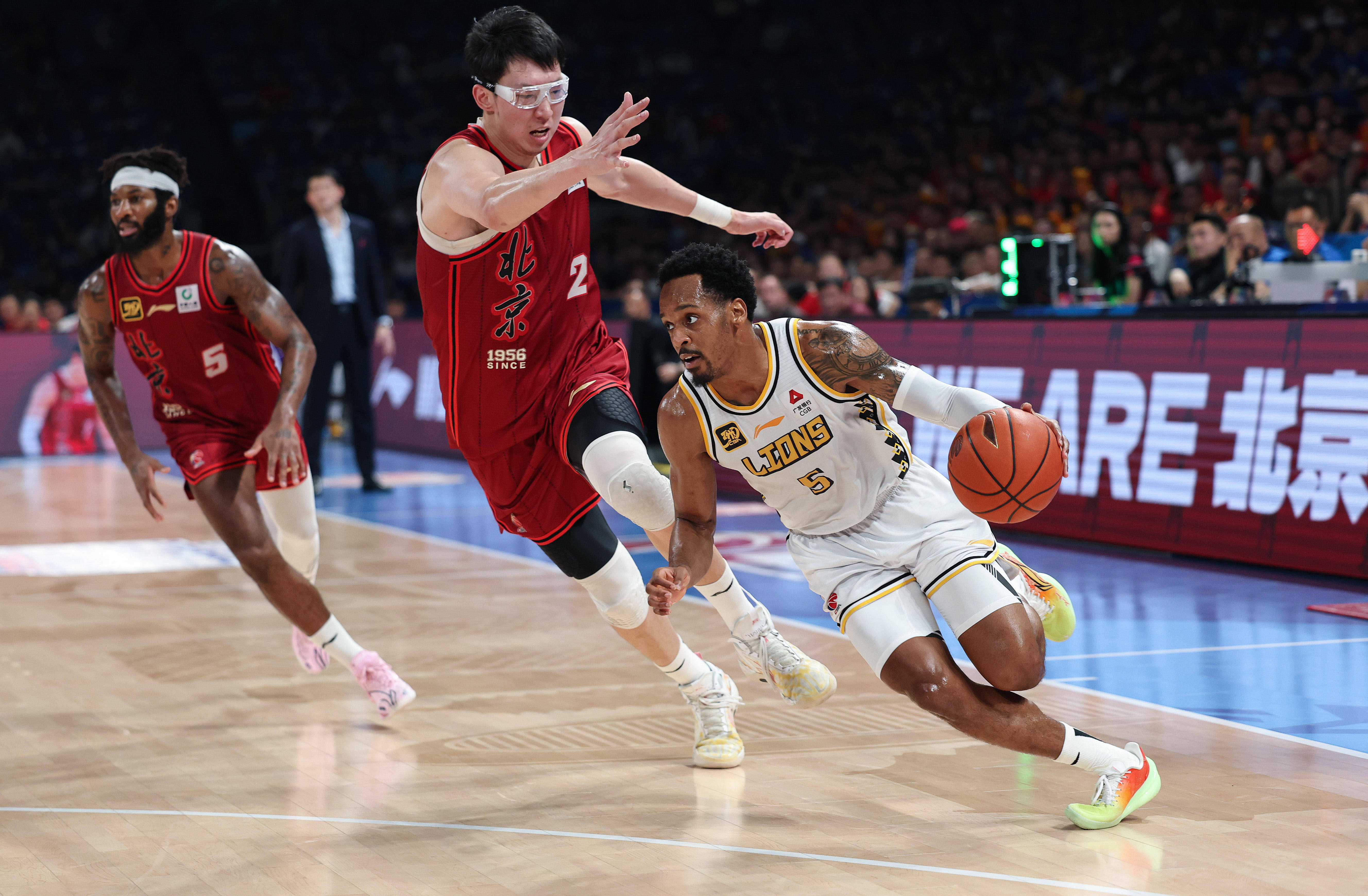 包含CBA总决赛即将打响，冠军归属成谜的词条