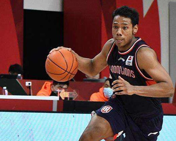 猛龙鏖战广州队，戈贝尔状态火热