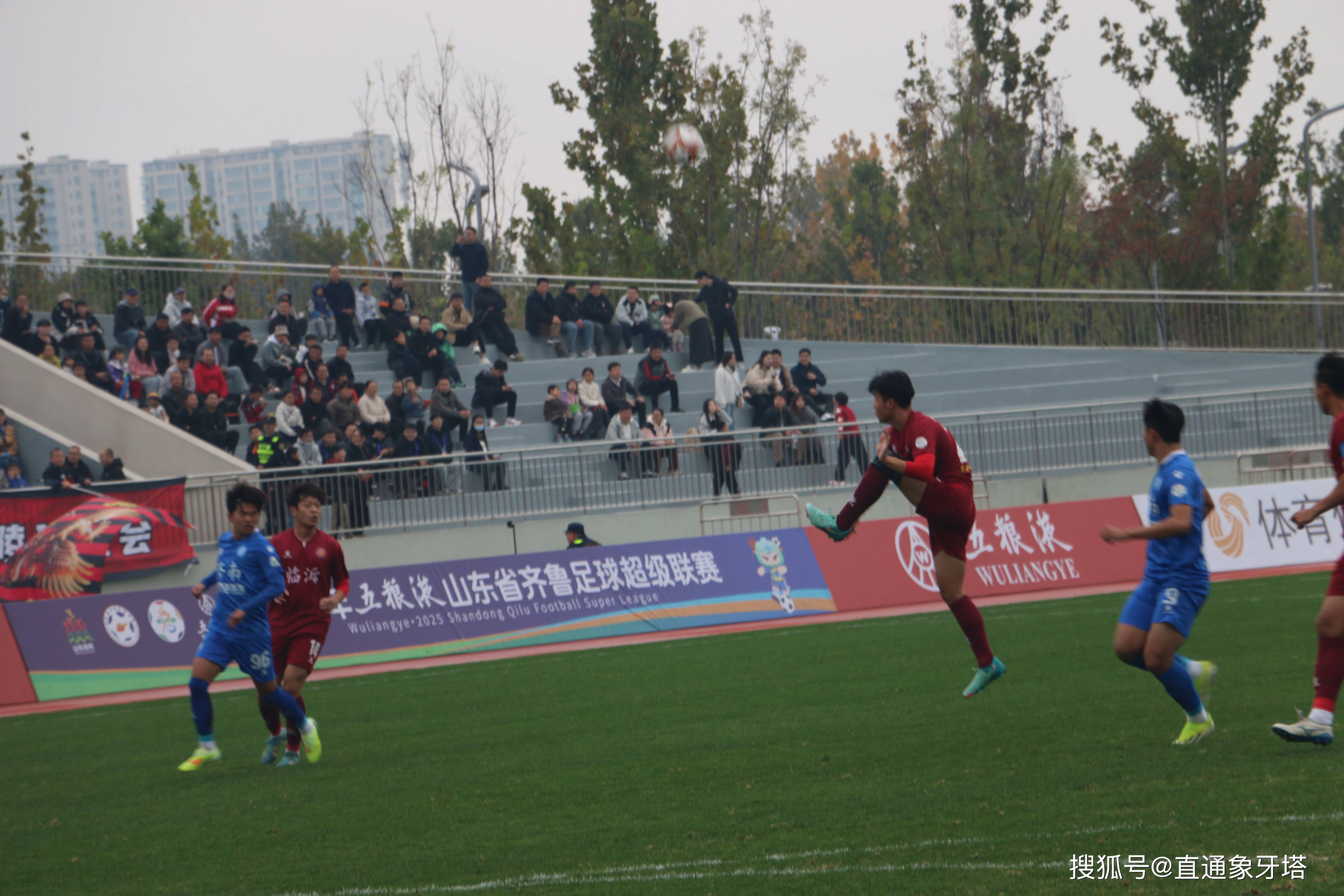 主场作战球队完胜对手,全队士气高昂 主场作战球队完胜对手,全队士气高昂