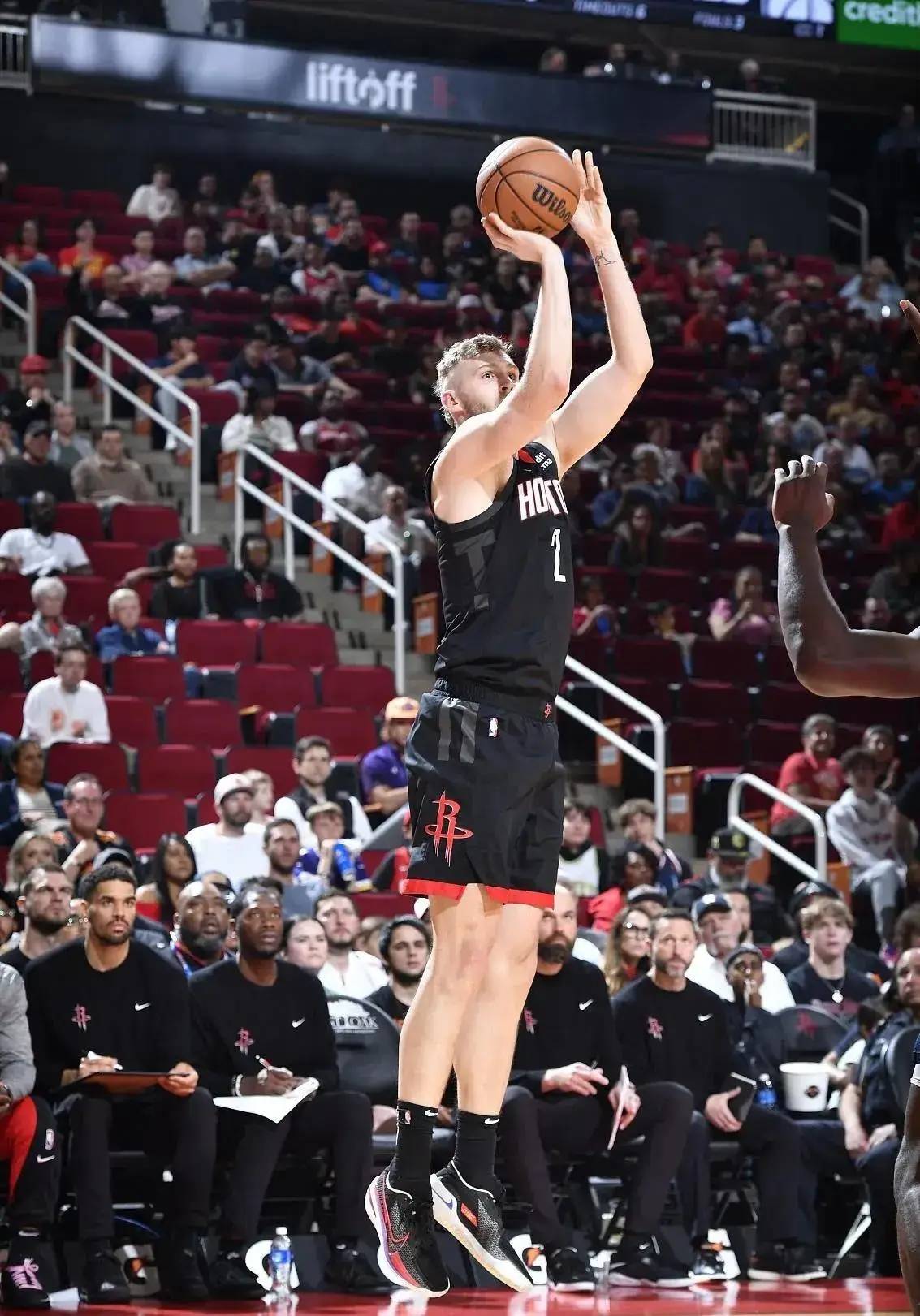 灰熊中锋发挥稳定，球队备战信心满满