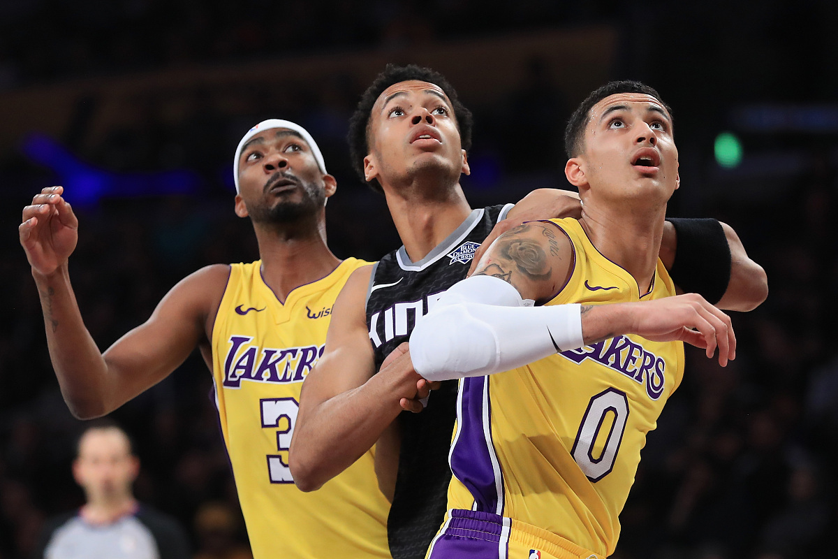 湖人完胜掘金,库里统治全场 湖人完胜掘金,库里统治全场