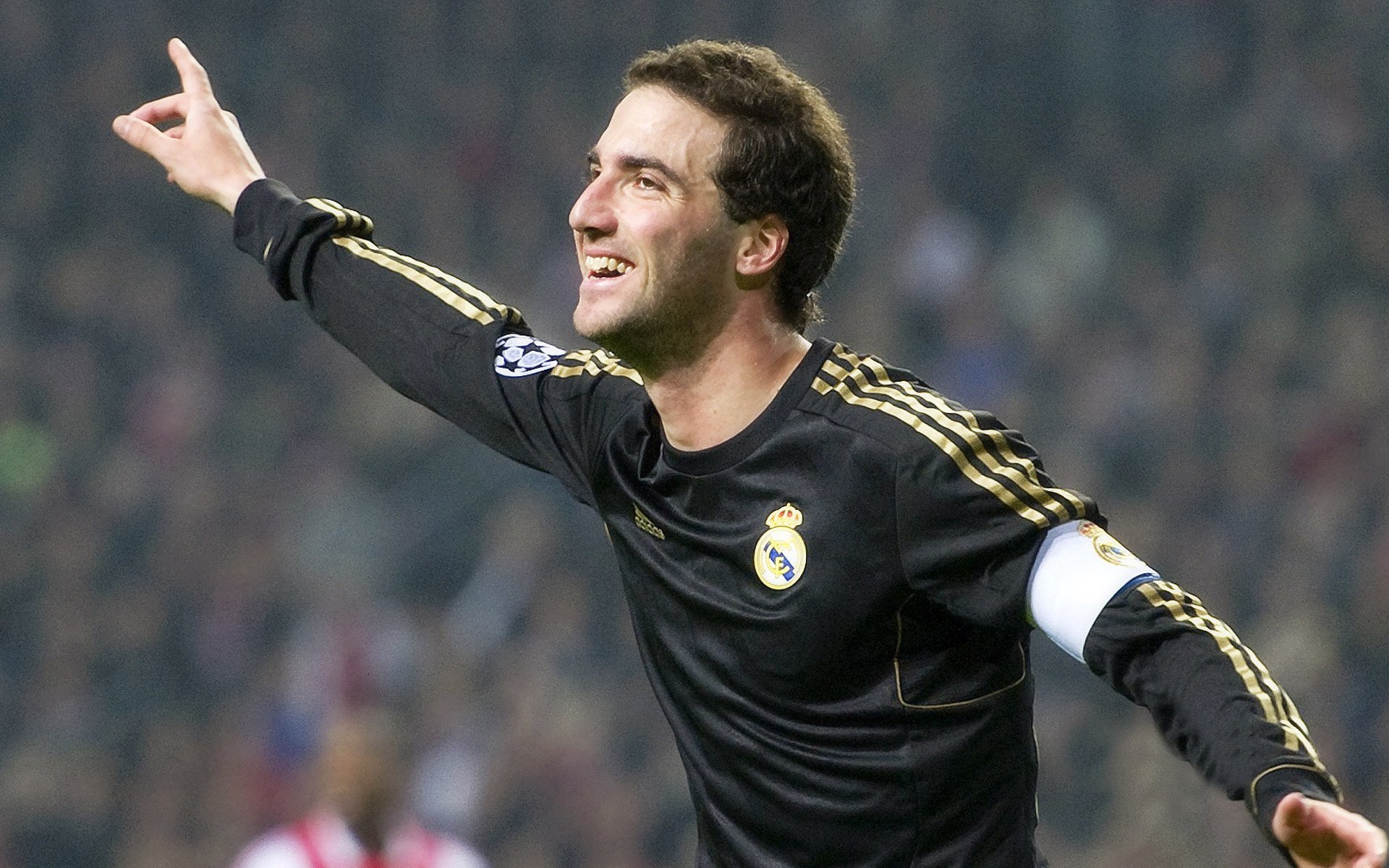 夜尽天明,当克莱·汤普森在全场寂静后投出那记三分